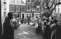 840981 Afbeelding van het publiek bij de ingang van het provinciehuis (Paushuize, Kromme Nieuwegracht 49) te Utrecht, ...